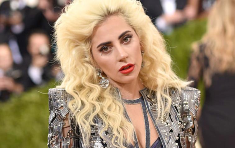 Lady Gaga también se quitó el sostén y salió traslúcida a la calle