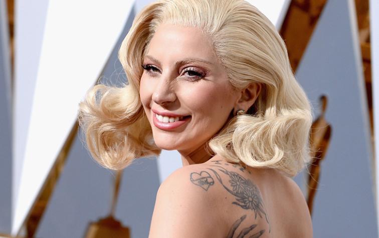 Lady Gaga impacta en look denim en diminutas prendas