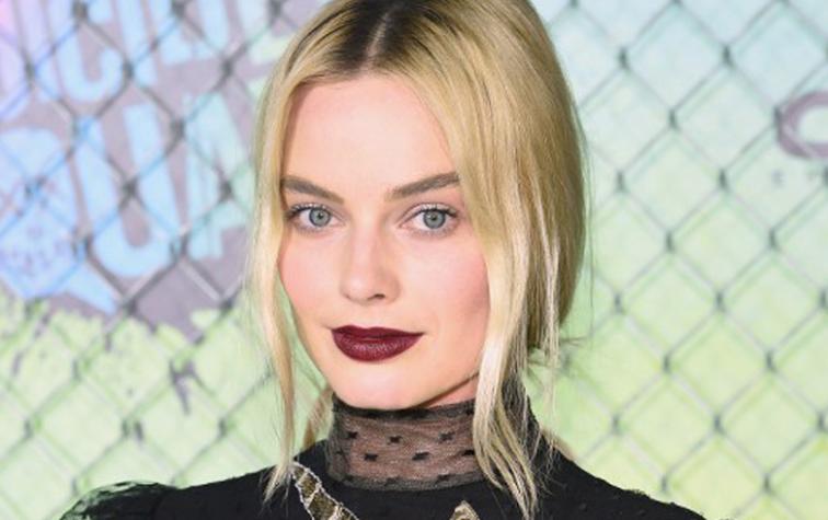 Margot Robbie dorada y muy chic en la premiere de "Suicide Squad"