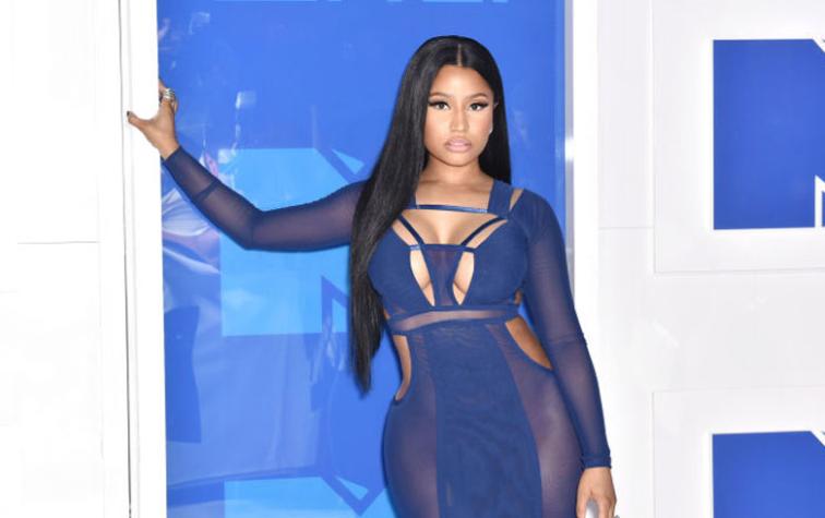 Nicki Minaj tuvo que recibir ayuda para poder caminar en los VMA´s