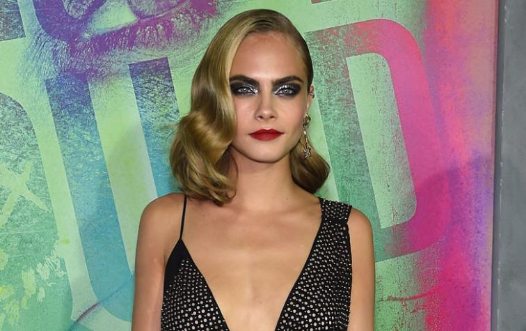 Cara Delevingne deja a la vista la enfermedad que tiene en la piel