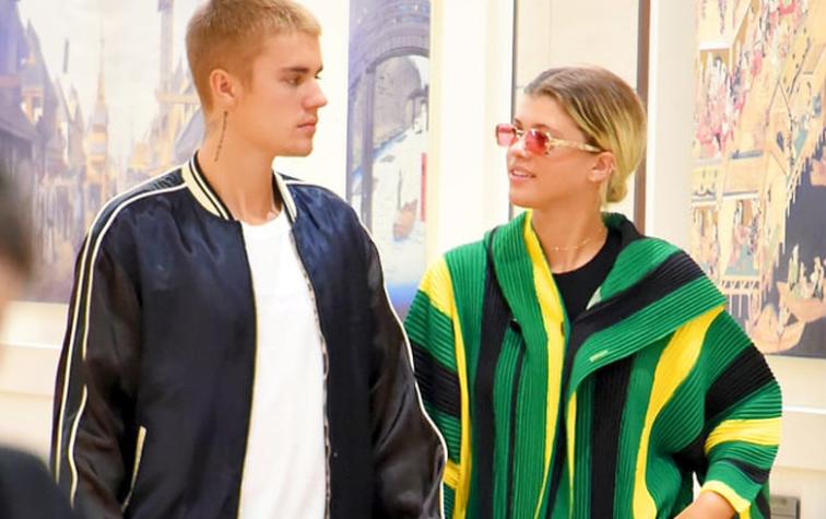 La novia de Justin Bieber anda con la ropa vieja y rota 