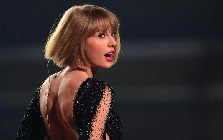 Taylor Swift volvió a usar su pelo natural