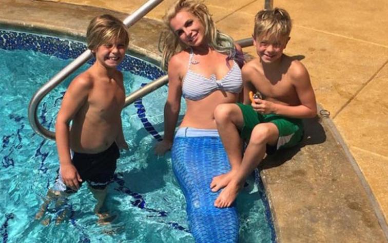 Hijo de 10 años de Britney Spears la convence y se tiñe el pelo azul