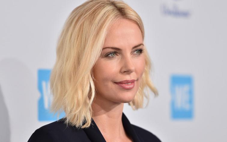 Charlize Theron fue captada con más de 10 kilos de peso encima