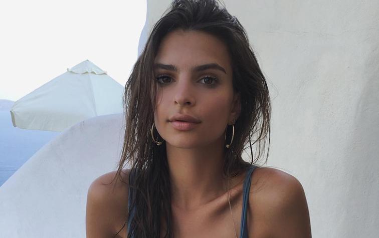 Emily Ratajkowski sale con el vestido muy roto ¡Y no le importa!