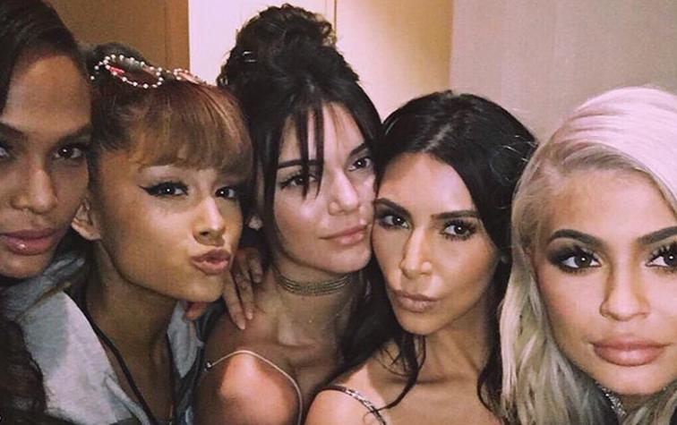 Las fotos de las Kardashian y Ariana Grande desatadas en el show de Kanye West