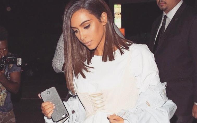 Vestido inflamable de Kim Kardashian transparenta todo su escote  