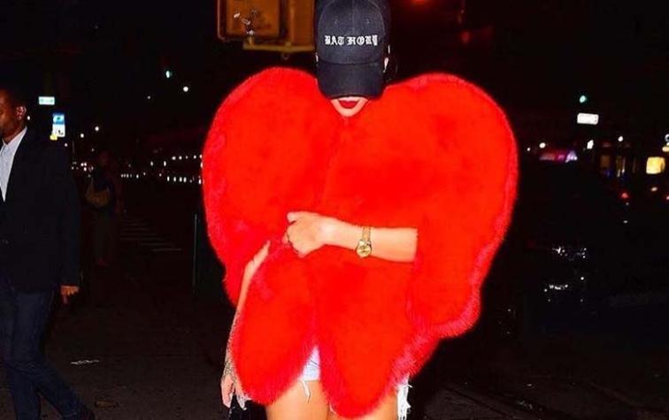 Rihanna sale a la calle vestida de corazón