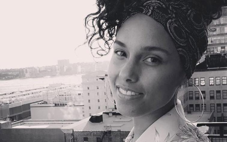 Expertos analizan rostro sin maquillaje de Alicia Keys ¿Lleva cosméticos?