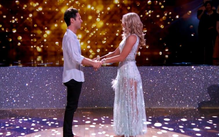 Bailarín le pide matrimonio a su novia durante programa en vivo