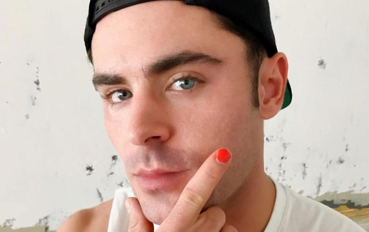 La razón por la que Zac Efron publicara foto con uña pintada