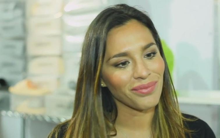 Gianella Marengo atiende su stand de zapatos en Feria Taconeras