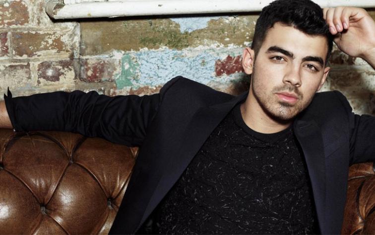 Joe Jonas confesó con quien perdió la virginidad