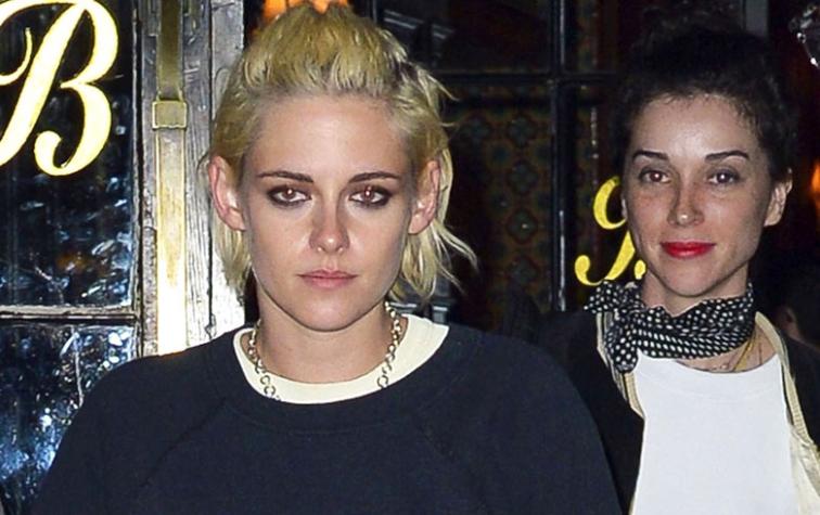 Kristen Stewart y St. Vincent confirman su relación con un beso