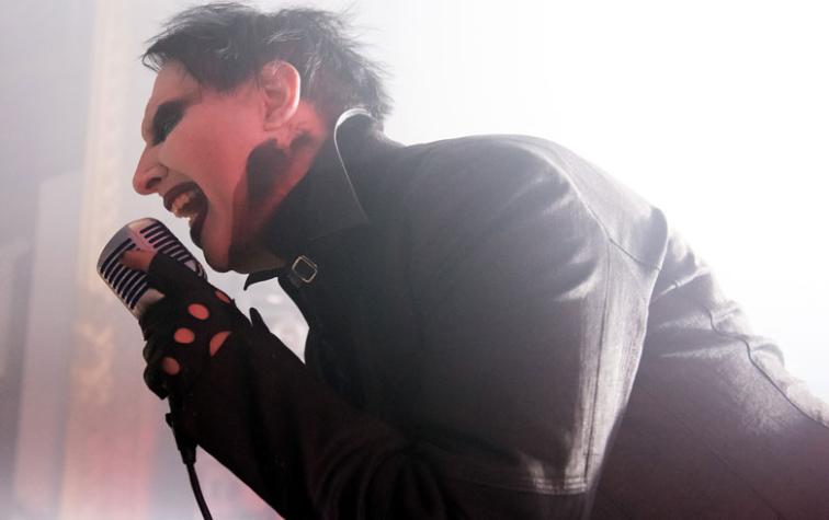 Marilyn Manson sufrió dura caída en un concierto