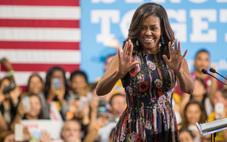 Michelle Obama deja legado fashionista con vestido Versace