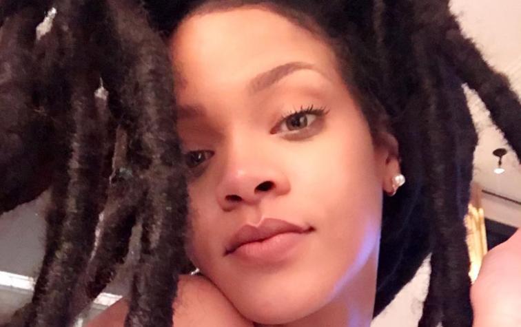 Rihanna estampa su cara de niña en una polera