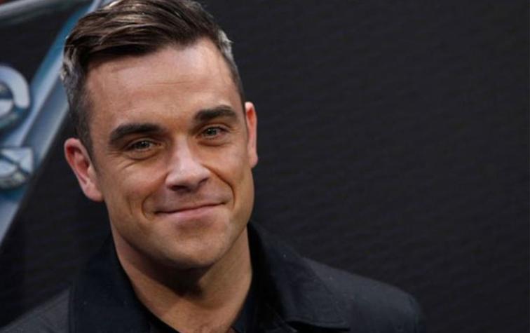 Robbie Williams confiesa  que no puede mover su “maldita frente” debido al exceso de cirugías