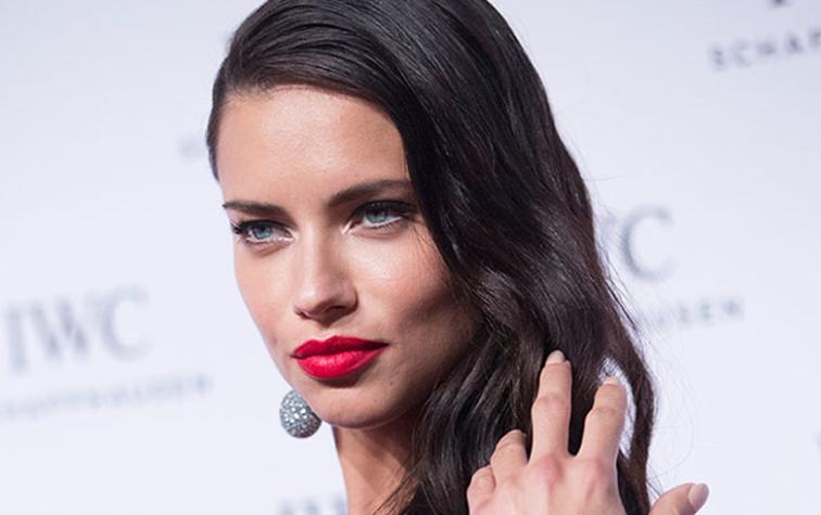 Adriana Lima llegó impecable a las oficinas de Victoria´s Secret