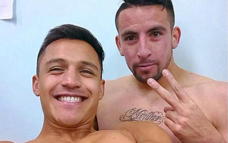 Alexis Sánchez y el "Huaso" Isla hacen la previa mostrando "six pack"