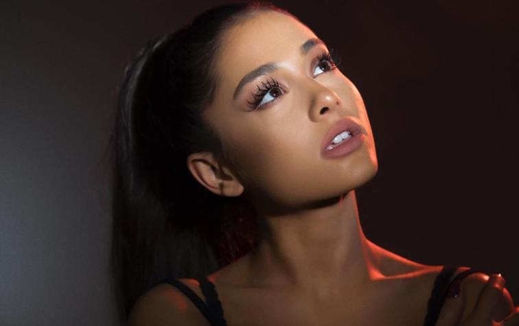 Ariana Grande sorprende más rubia que nunca