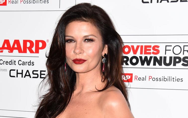 Catherine Zeta Jones se venga de los paparazzi con foto en bikini