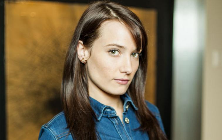 Actriz Geralinde Neary llegó con look sport chic a evento