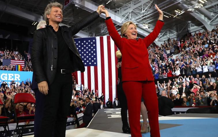 Hillary Clinton se une al “Mannequin Challenge” junto a Bon Jovi