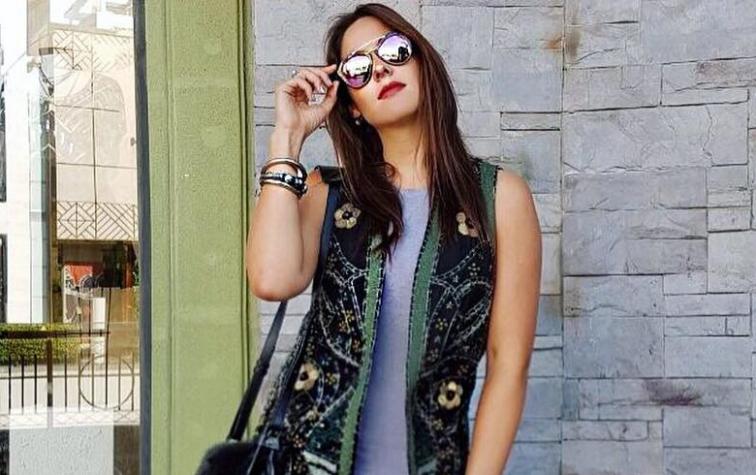 Kel Calderón muestra curvilínea figura en traje de baño