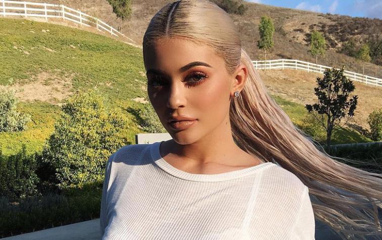 Kylie Jenner aumentó su busto en un abrir y cerrar de ojos