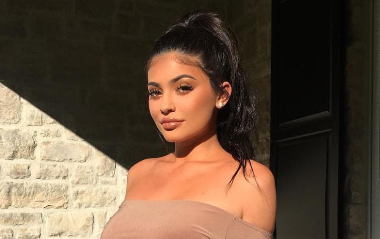 Kylie Jenner posó cubierta de pintura azul