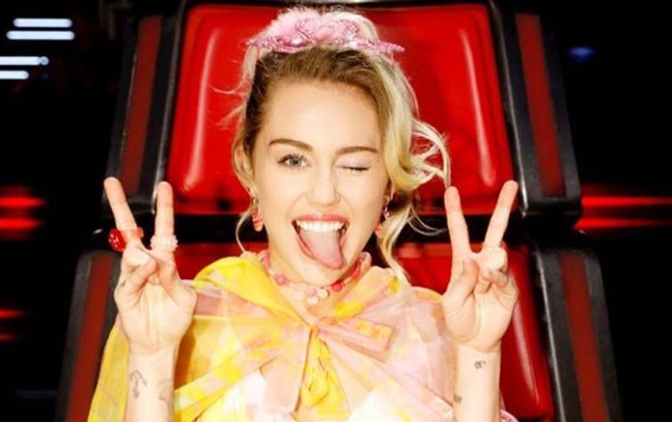 Sorprenden a Miley Cyrus con torta idéntica a su perrito Emu