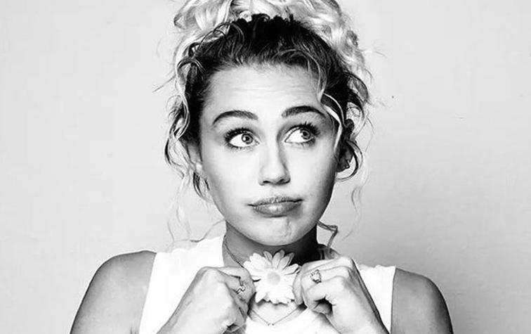 Miley Cyrus llora y le pide a Donald Trump que trate bien a las personas