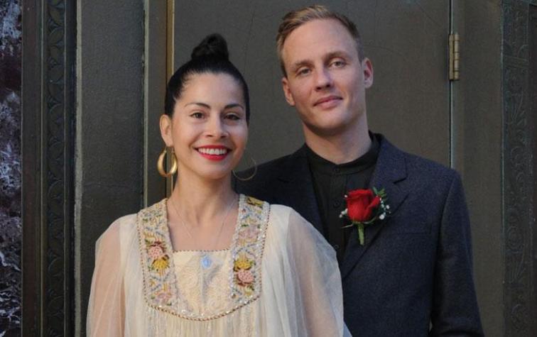 Estilista impone la moda del jeans para el matrimono