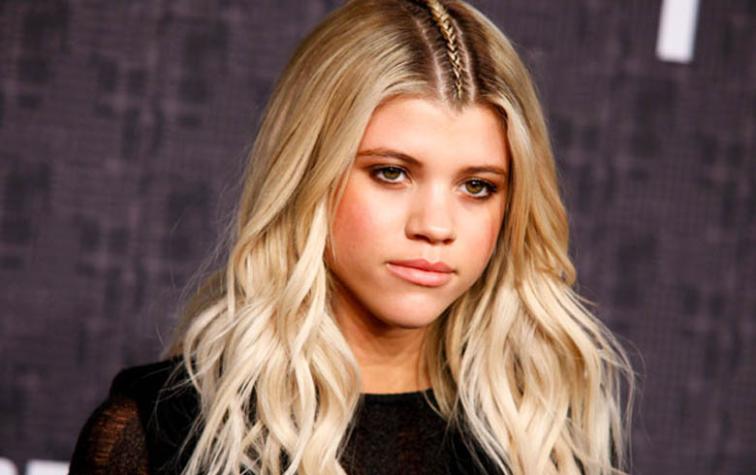 Captan a Sofia Richie sin maquillaje mientra se hace las uñas