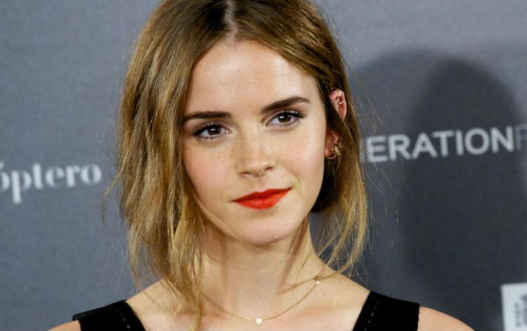 Emma Watson se divierte escondiendo libros en metro londinense 