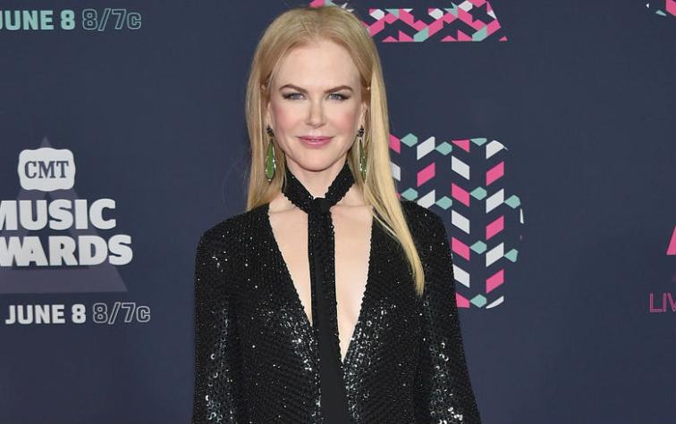 ¿Exceso de photoshop? Nicole Kidman luce más joven en portada de revista