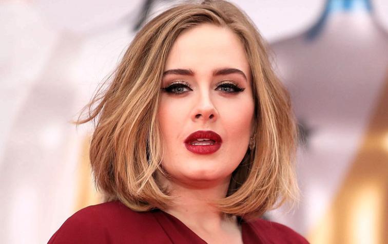 Captan a Adele súper casual y con anillo de compromiso en su mano