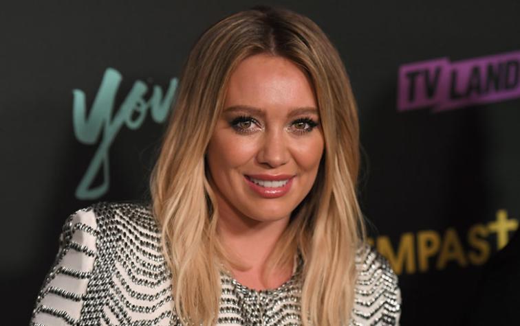 Hilary Duff responde a críticas por besar a su hijo en la boca