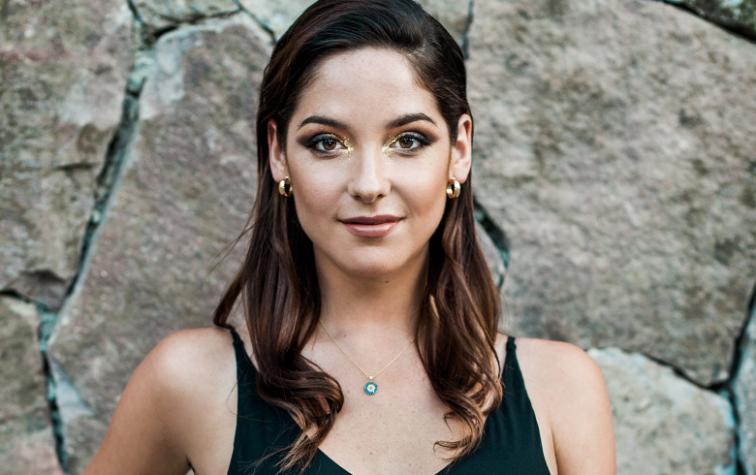 Kel Calderón llegó con osado "sideboob" a evento 