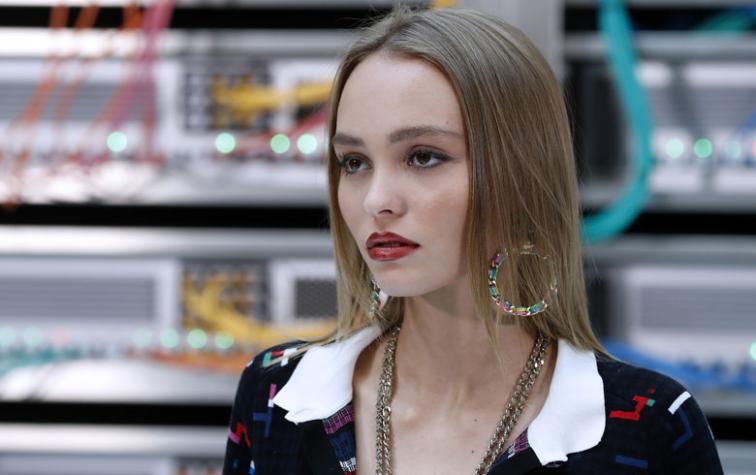 Hija de Johnny Depp debutó en la pasarela de Chanel