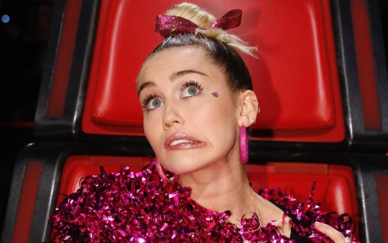 Miley Cyrus pensó en un atuendo navideño para todas sus mascotas