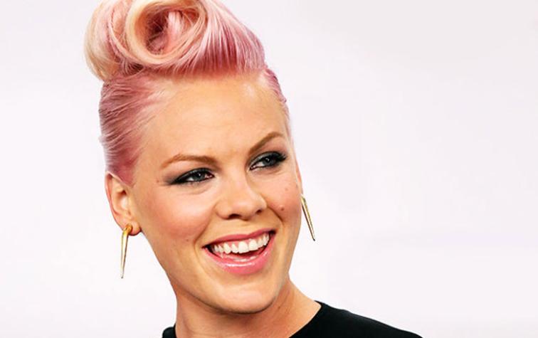 Pink comparte foto de su embarazo en topless