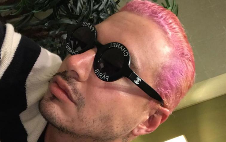 J Balvin responde a críticas por su pelo rosado