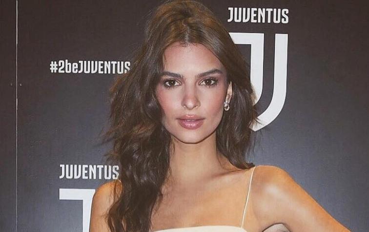 Emily Ratajkowski sale del mar sin su bikini 