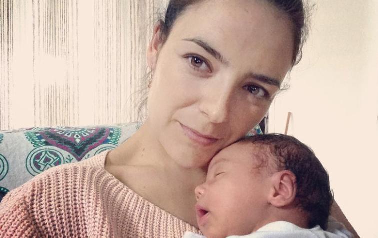 Janis Pope comparte selfie amamantando a su hijo