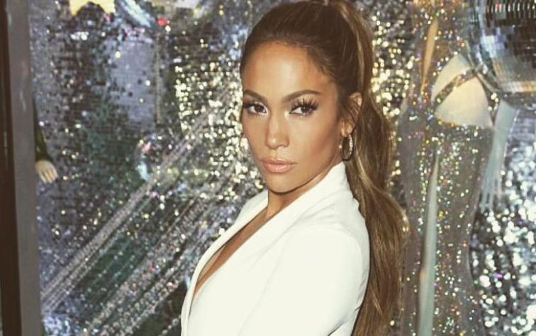 Jennifer Lopez sufre accidente de escote mientras posa en evento