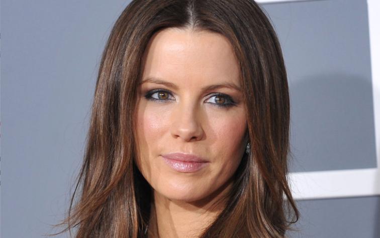 ¿Kate Beckinsale apurada? Actriz fue vista en pijama en el aeropuerto