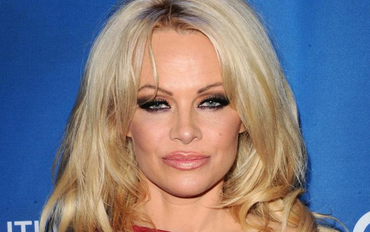 Con un cambio en su maquillaje Pamela Anderson luce como otra